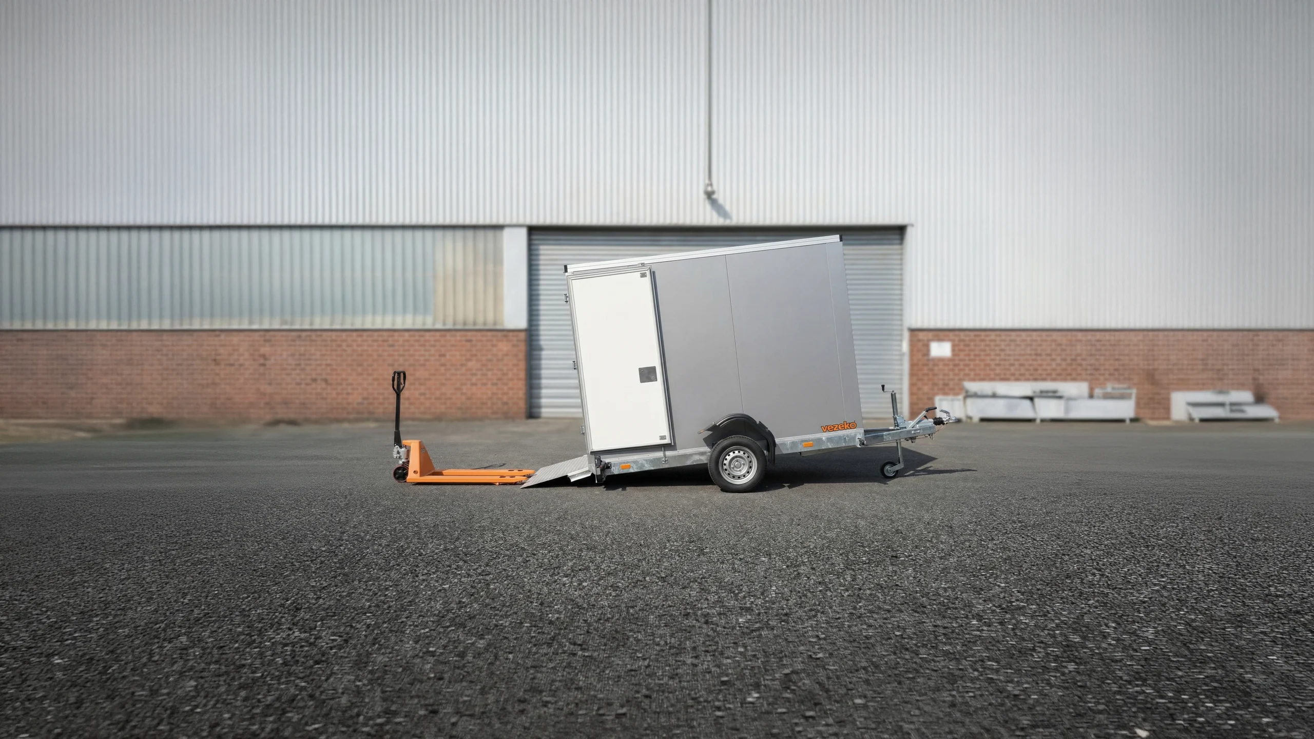 Absenkanhänger mit niedriger Ladehöhe – ideal für den sicheren Transport mit Hubwagen oder Rollware.