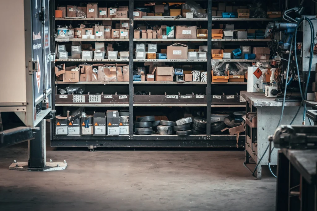 Übersichtliches Ersatzteillager für Anhänger mit Regalsystem – umfangreiches Sortiment an Bauteilen und Zubehör für Reparatur und Wartung